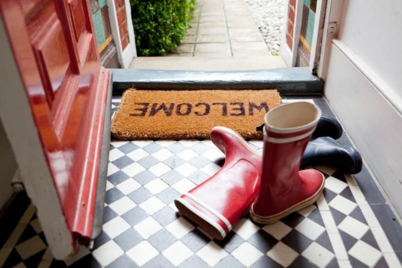 συμβουλές για το σπίτι καθαρίζοντας παπούτσια στην είσοδο