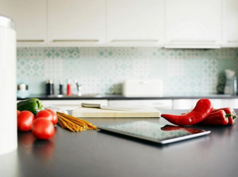 οικιακές συμβουλές καθαρισμού επιφανειών εργασίας κουζίνας