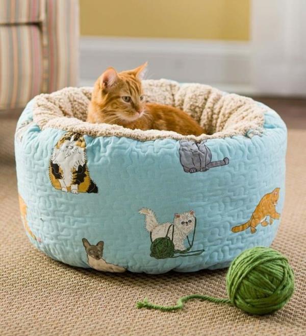 εγχώρια γάτα που περιποιείται γάτες έπιπλα κρεβάτι χνουδωτά μαξιλάρια