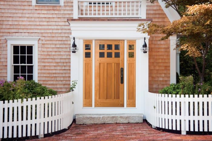ξύλινες πόρτες πόρτα εισόδου σπιτιού από ξύλινη πόρτα σπιτιού φτιάξτε μόνοι σας ελαφρύ ξύλο καρυδιάς δίπλα σε έναν λευκό φράχτη