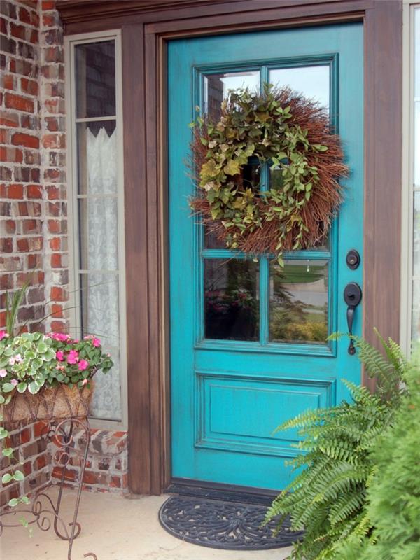 ξύλινες μπροστινές πόρτες σε φρέσκα χρώματα μαγνητίζουν το μάτι