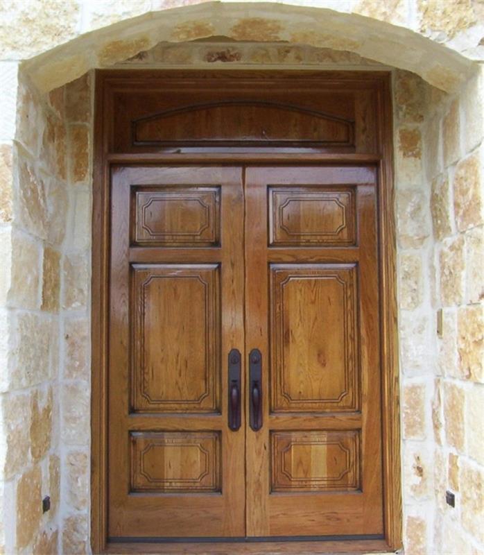 Οι ξύλινες μπροστινές πόρτες είναι κλασικές