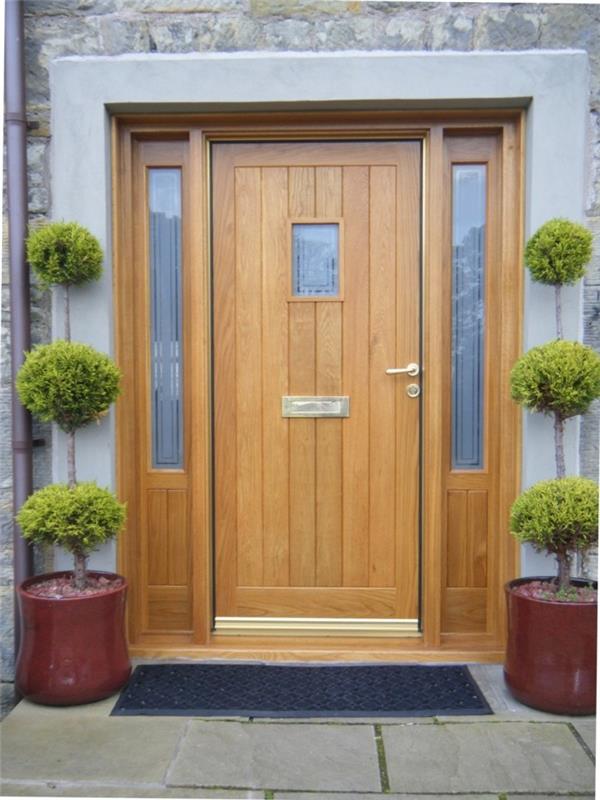 Οι ξύλινες μπροστινές πόρτες προσδίδουν στην είσοδο μια ρουστίκ γοητεία