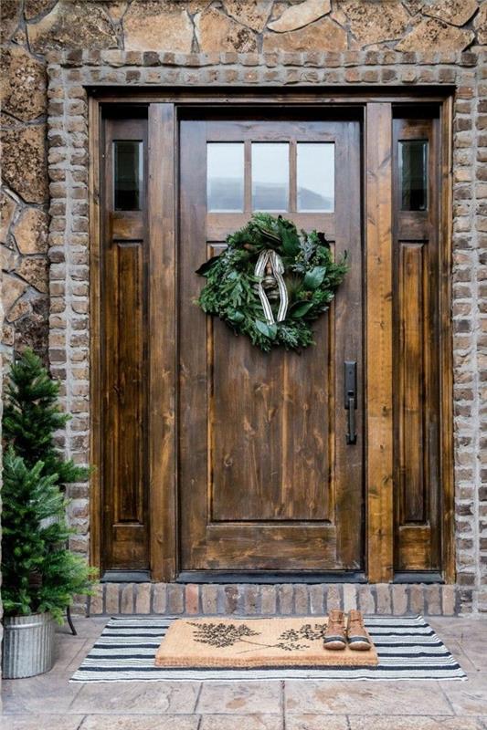 μπροστινές πόρτες ρουστίκ μπροστινή πόρτα διακοσμημένη για τα Χριστούγεννα