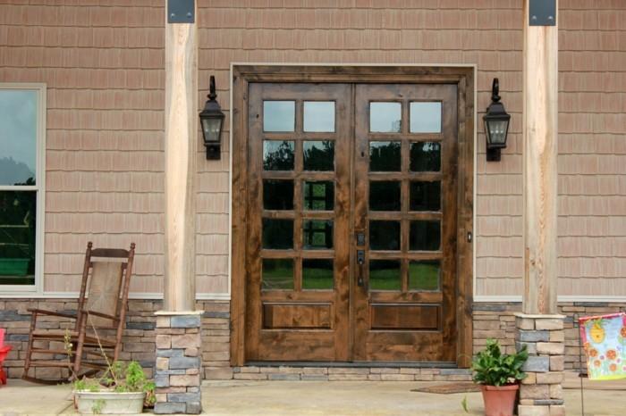 μπροστινές πόρτες ρουστίκ ξύλινη πόρτα που συνδυάζεται υπέροχα με την πρόσοψη του σπιτιού