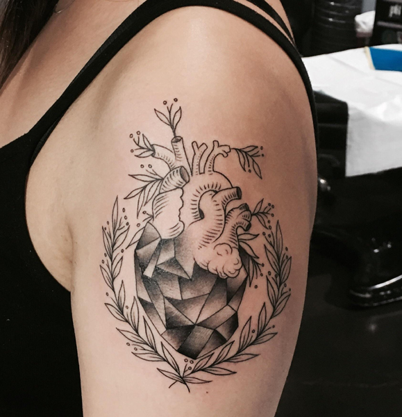 Geometrinė širdies tatuiruotė
