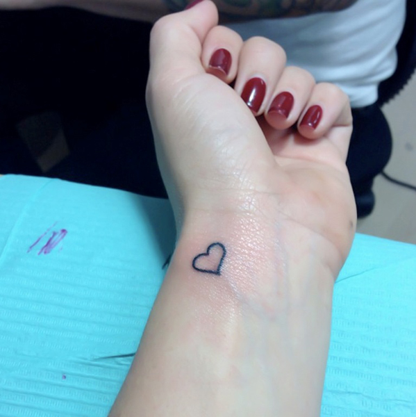 Širdies tatuiruotė ant riešo