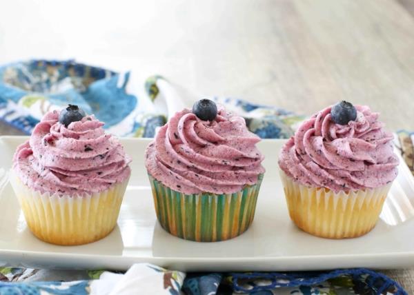 Ετοιμάστε muffins βατόμουρου με ροζ κρέμα για γενέθλια