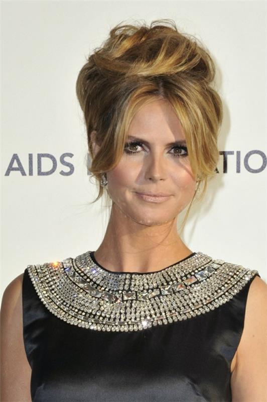 heidi klum updo με ξανθές ανταύγειες