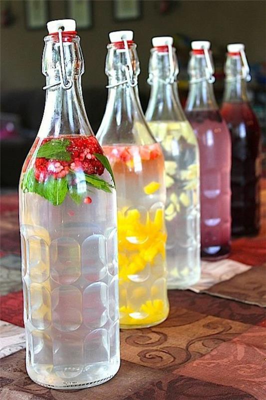 ζεστό νερό με φρούτα και λαχανικά δροσιστικά μπουκάλια ποτών