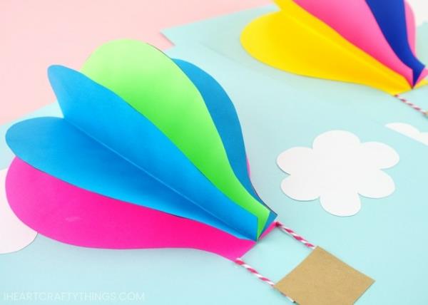 Φτιάχνοντας μπαλόνια ζεστού αέρα από χαρτί με παιδιά