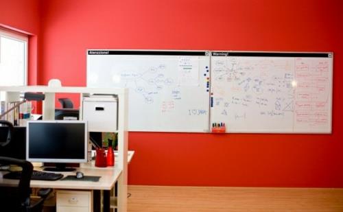 γραφείο στο σπίτι κόκκινο εμφανώς φωτεινούς τοίχους μαυροπίνακας λευκός υπολογιστής γραφείου