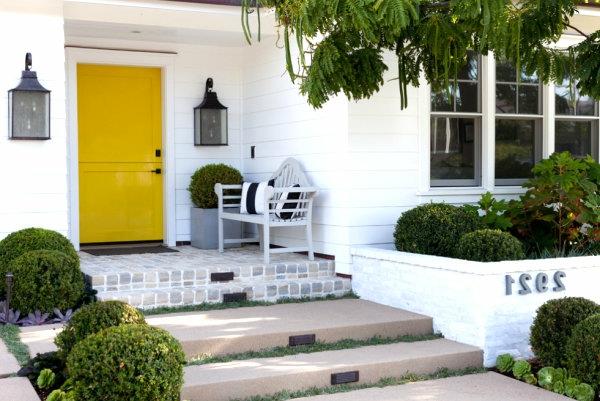 πόρτα εισόδου βελτίωσης σπιτιού σε κίτρινο λεμόνι