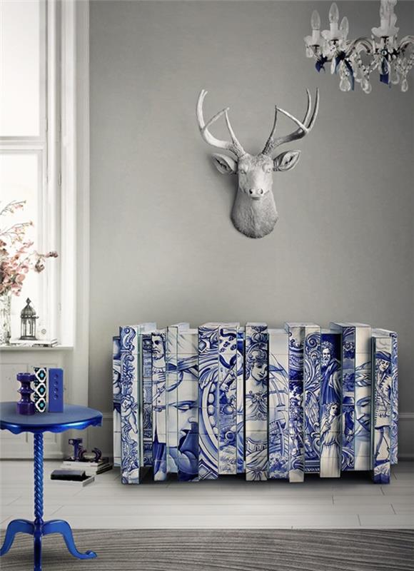 επένδυση καλοριφέρ σαλόνι διακοσμητικά αντίκες μοτίβα μπλε λευκά ελαφιού κέρατα διακόσμηση τοίχου