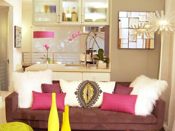 τα φωτεινά χρώματα στο εσωτερικό σχέδιο συνδυάζουν κίτρινο ροζ τόνους στο σαλόνι