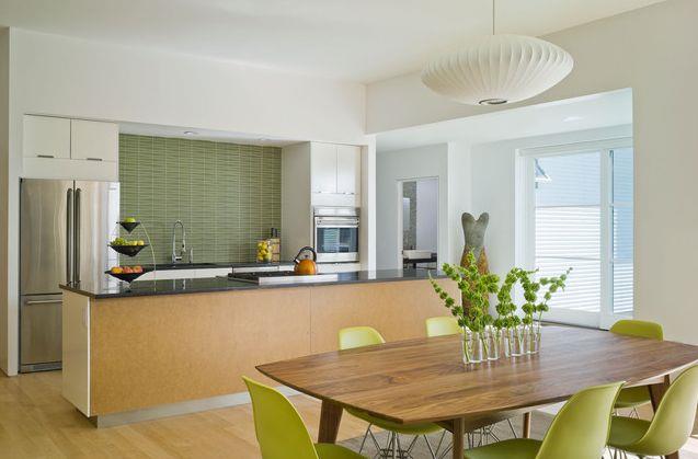 φωτεινή ουδέτερη κουζίνα πράσινα πολύχρωμα υλικά υφής