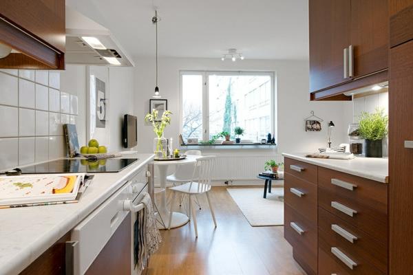 φωτεινό και άνετα επιπλωμένο διαμέρισμα ξύλινη ντουλάπα κουζίνας