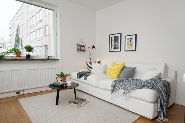 φωτεινό ζεστό διαμέρισμα λευκή επίπλωση μαξιλάρια καναπές