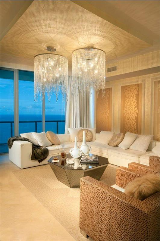 Επιπλώστε φωτεινό σαλόνι 2 γυάλινους καναπέδες πολυελαίους