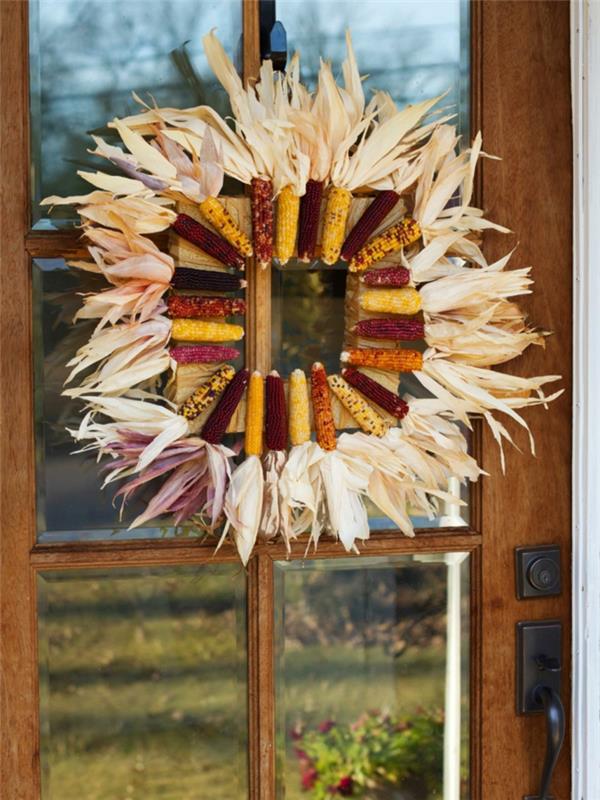 φθινοπωρινή διακόσμηση καλαμπόκι στο στέμμα στεφάνι πόρτας αποξηραμένα φύλλα