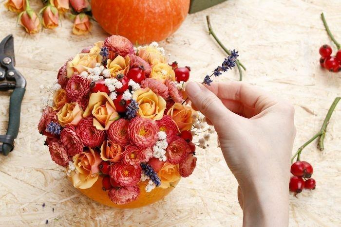 φθινοπωρινή διακόσμηση τραπεζιού διακόσμηση μετατρέψτε την κολοκύθα σε βάζο λουλουδιών