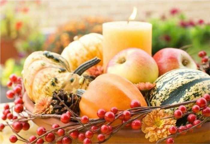 φθινοπωρινή διακόσμηση διακοσμήσεις τραπεζιού κολοκύθες μήλα και κεριά