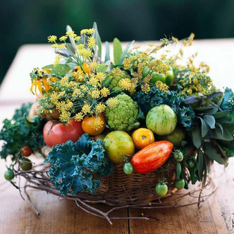 φθινοπωρινές ιδέες διακόσμησης τραπεζιού φθινοπωρινά λουλούδια λαχανικά στο καλάθι