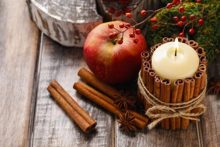 φθινοπωρινή διακόσμηση τραπεζιού κανέλα ξυλάκια κολωνάκι κερί μήλο αστέρι γλυκάνισο φέτα