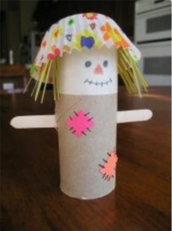 χειροτεχνίες φθινοπώρου με παιδιά φτιάξτε φθινοπωρινές διακοσμήσεις μόνοι σας χειροτεχνίες με ρολά από χαρτί τουαλέτας σκιάχτρο