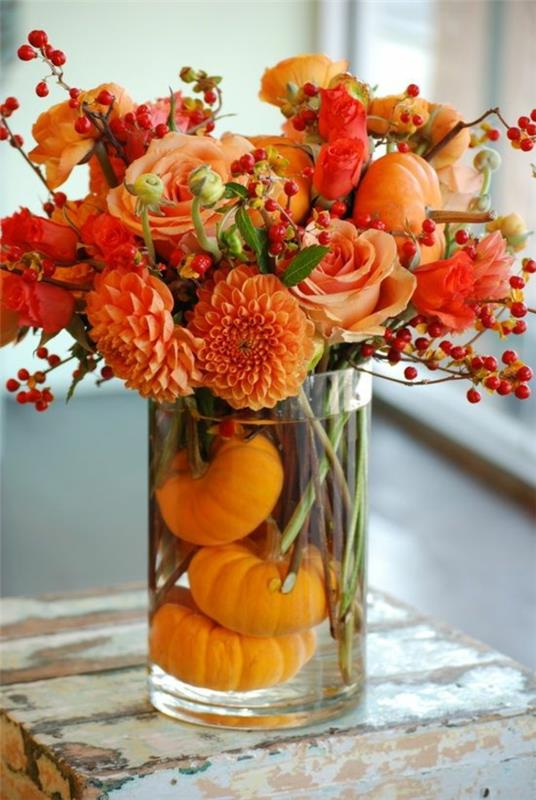 λουλούδια φθινόπωρο λουλούδια μπαλκόνι σε φθινοπωρινό πορτοκαλί ποτήρι κολοκύθας