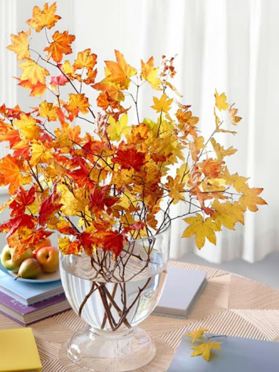 φθινοπωρινή διακόσμηση σε ποτήρι φθινοπωρινά φύλλα διακόσμηση τραπεζιού