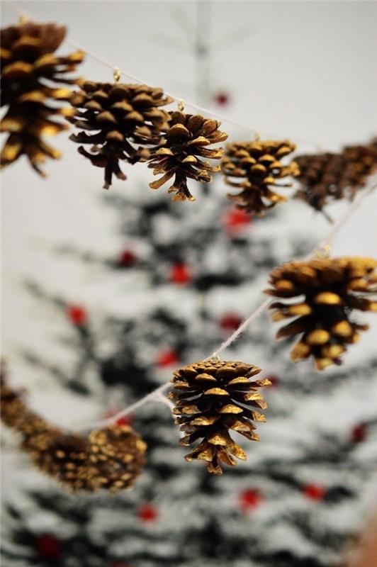 φθινοπωρινή διακόσμηση χειμωνιάτικη διακόσμηση μπαστούνι με κουκουνάρια τζάκι χριστουγεννιάτικη διακόσμηση γιρλάντα