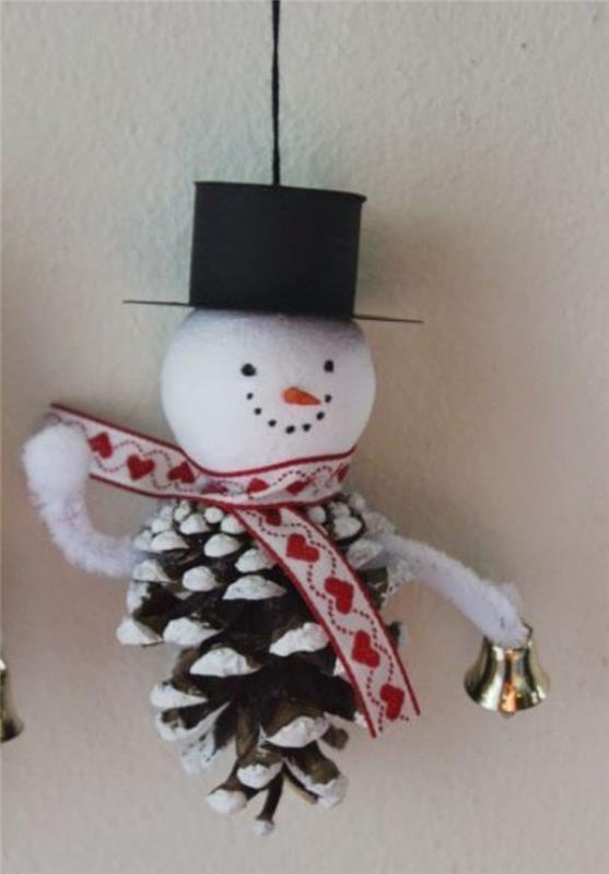 φθινοπωρινή διακόσμηση χειμωνιάτικη διακόσμηση μπαστούνι με κουκουνάρια τζάκι χριστουγεννιάτικη διακόσμηση χιονάνθρωπος