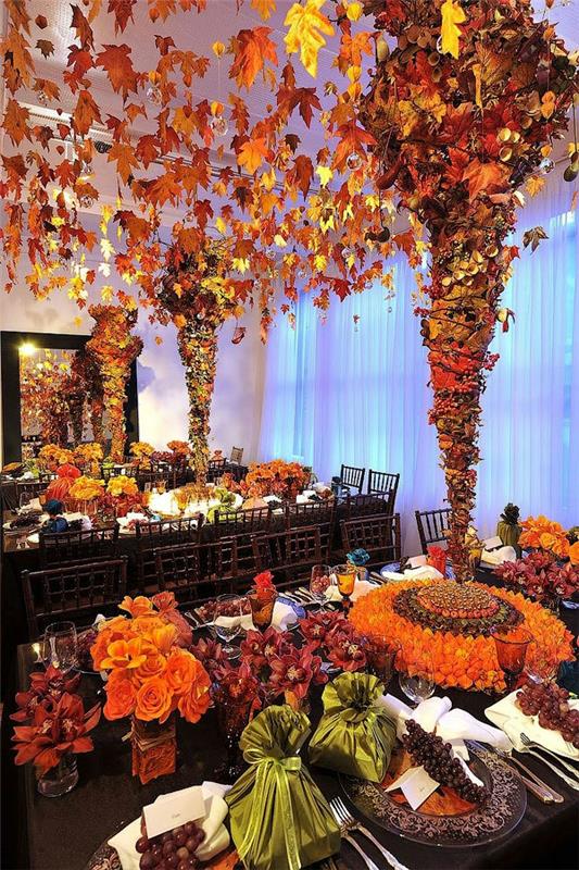 φθινοπωρινή διακόσμηση πλούσια διακοσμητικά τραπεζιού με φύλλα και πορτοκαλί τριαντάφυλλα