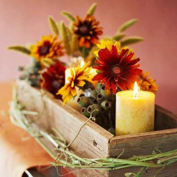 φθινοπωρινή διακόσμηση κομμένα λουλούδια κολόνα κερί και ξύλινο κουτί