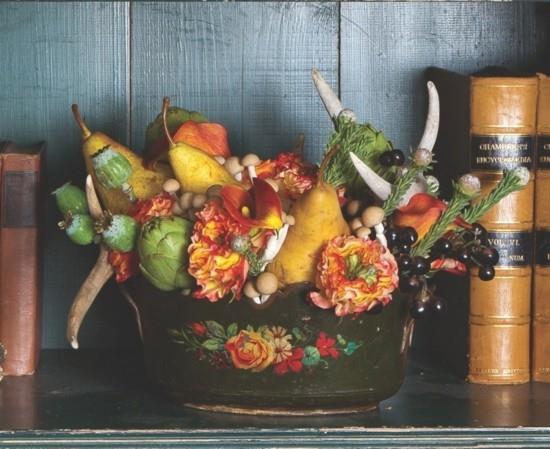 φθινοπωρινή ρύθμιση φθινοπωρινή ιδέα διακόσμησης με αχλάδια και φθινοπωρινά λουλούδια