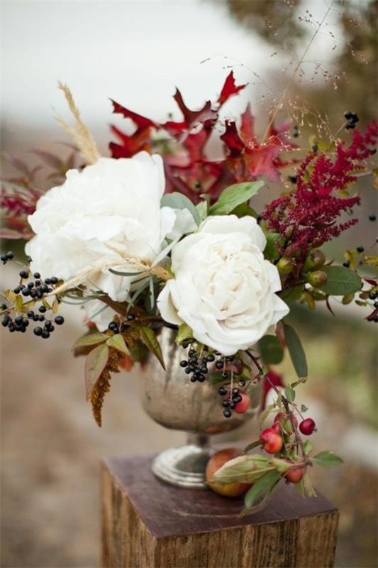 φθινοπωρινή διακόσμηση ιδέα διακόσμησης γάμου με φύλλα φθινοπώρου και λευκά τριαντάφυλλα