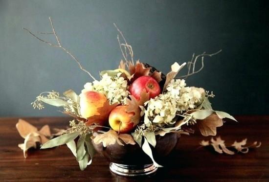 φθινοπωρινές συνθέσεις με ξερά λουλούδια και μήλα