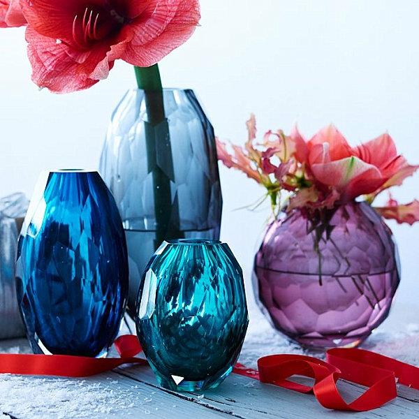 υπέροχες ιδέες για μπομπονιέρες βάζα λουλουδιών γυαλί μοβ μπλε κοσμήματα