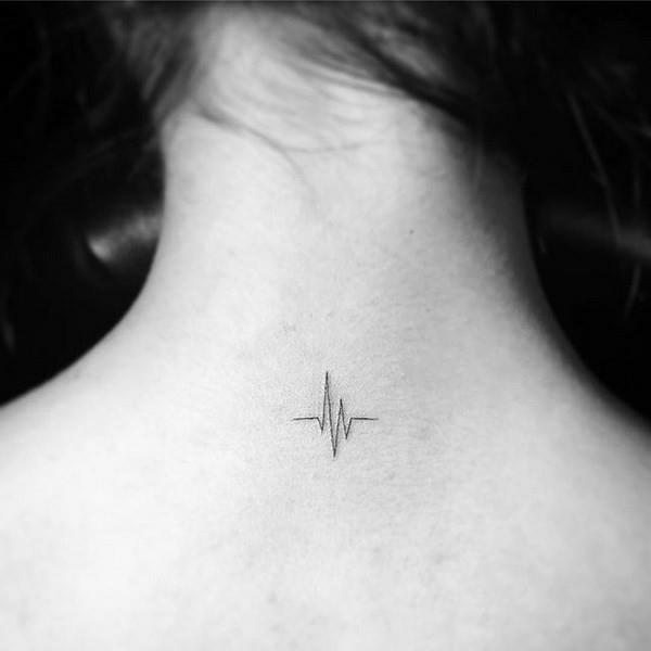 τατουάζ καρδιακών παλμών γυναικών τατουάζ λαιμού