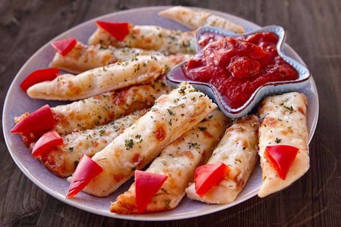 δάχτυλα μαγισσών ψήσιμο πίτσα σάλτσα κέτσαπ πάπρικα