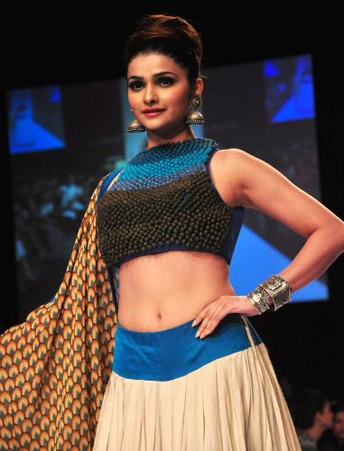 Prachi Desai Yüksek Boyun Bluz Tasarımı