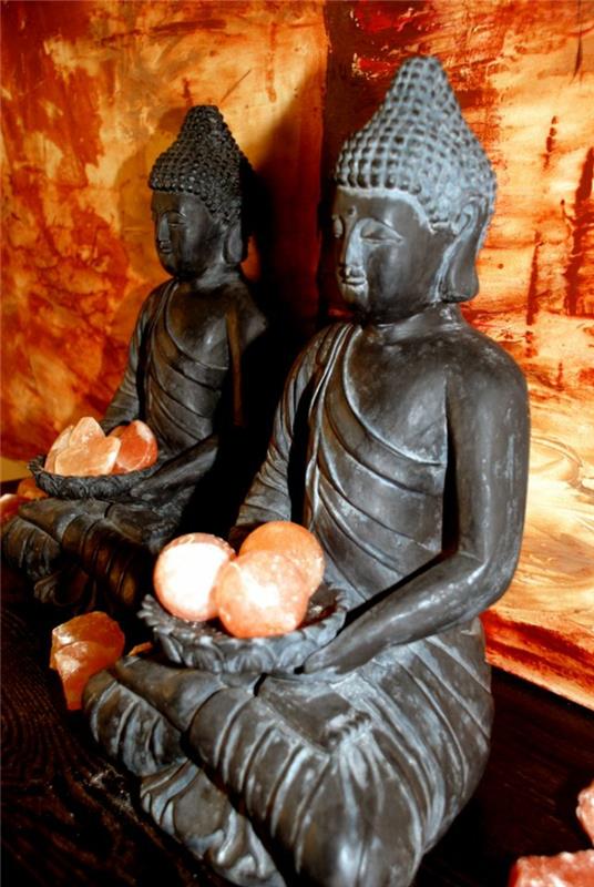 εφαρμογή αλατιού Ιμαλαΐων ως διακοσμητικό άγαλμα του Βούδα