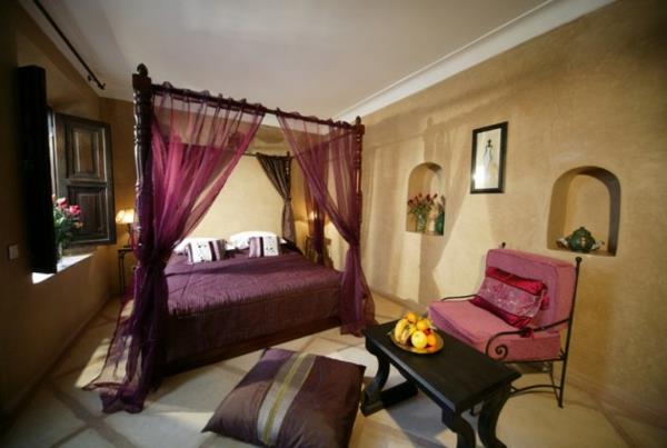 κρεβάτι με αφίσες ροζ μωβ κουρτίνες υπνοδωμάτιο μαροκινό