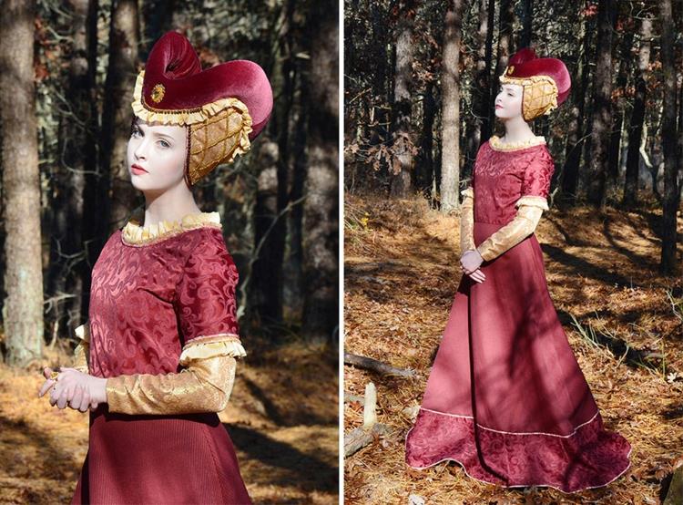 Η Άντζελα Κλέιτον φτιάχνει μόνη της ιστορικές φορεσιές