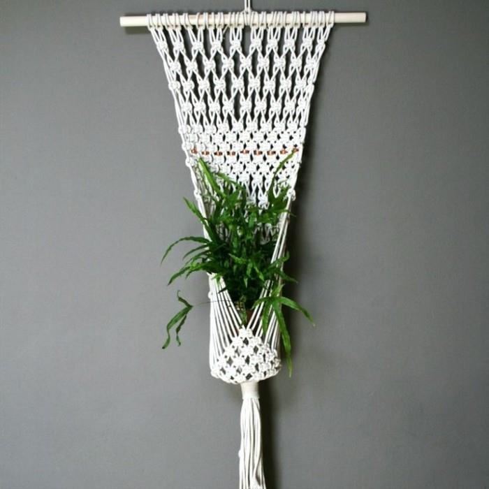 Φτιάξτε το δικό σας κρεμαστό φως από το macrame ως δημιουργικό μοντέλο σε λευκό χρώμα