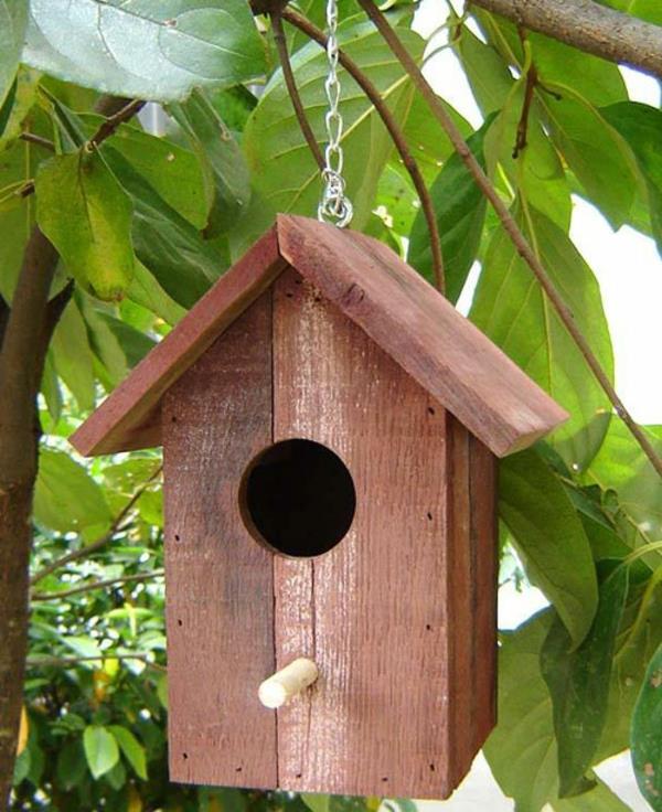 κρεμαστό σπίτι πουλιών στο δέντρο