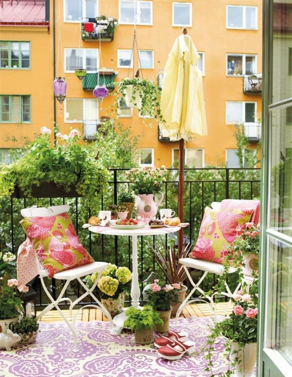 Ο κρεμασμένος κήπος στο μπαλκόνι κάνει τον μικρό κήπο πολύχρωμο