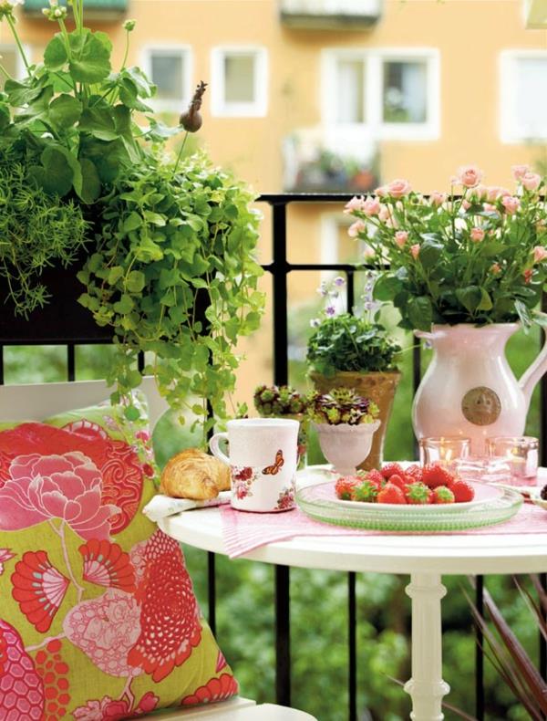Κρεμαστό κήπο σε μπαλκόνι με μικρό πρωινό με κήπο