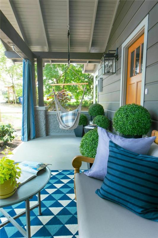 κρεμαστή καρέκλα κήπο βεράντα πράσινα φυτά γεωμετρικό χαλί
